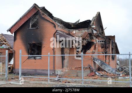 Myla Dorf, Kiew Region, Ukraine - 03. April 2022: Privathaus wurde von russischen Invasoren als Folge des Beschusses von einem Panzer zerstört. Stockfoto