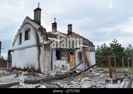 Dorf Dmytriwka, Region Kiew, Ukraine - 06. April 2022: Privathaus, das von den russischen Besatzern infolge des Beschusses zerstört wurde. Stockfoto