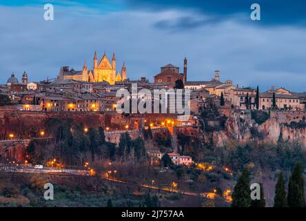 Orvieto, Umbrien, Italien mittelalterliche Skyline in der Abenddämmerung. Stockfoto