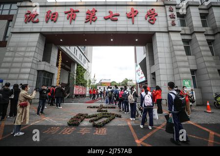 (220506) -- SHENYANG, 6. Mai 2022 (Xinhua) -- Schüler betreten eine Mittelschule in Shenyang, nordöstlich der chinesischen Provinz Liaoning, 6. Mai 2022. Die höheren und jüngeren Schulen nahmen am Freitag den Unterricht für die Absolventen der Stadt Shenyang wieder auf. (Xinhua/Pan Yulong) Stockfoto