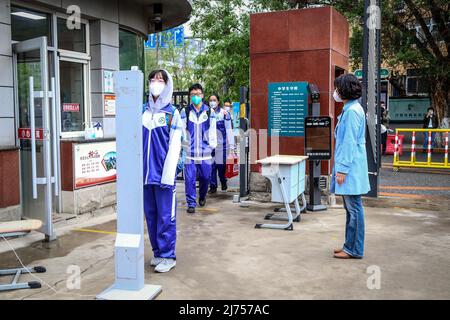 (220506) -- SHENYANG, 6. Mai 2022 (Xinhua) -- die Schüler erhalten eine Körpertemperatur-Messung, bevor sie eine High School in Shenyang, nordöstlich der Provinz Liaoning, besuchen, 6. Mai 2022. Die höheren und jüngeren Schulen nahmen am Freitag den Unterricht für die Absolventen der Stadt Shenyang wieder auf. (Xinhua) Stockfoto