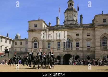 London, Großbritannien, 06.. Mai 2022. Die Queen's Life Guard, bestiegen auf ihren makellos präparierten Pferden, wechseln bei der Horse Guards Parade in Westminster, die heute von Touristen und Besuchern in der schönen, warmen Sonne beobachtet wird. Stockfoto