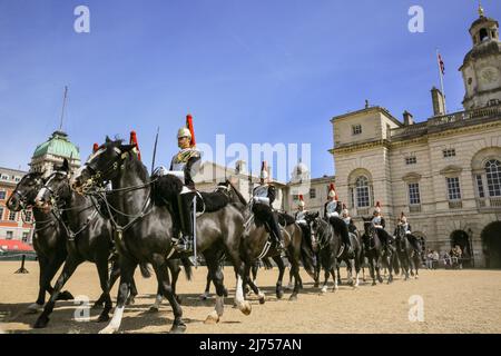 London, Großbritannien, 06.. Mai 2022. Die Queen's Life Guard, bestiegen auf ihren makellos präparierten Pferden, wechseln bei der Horse Guards Parade in Westminster, die heute von Touristen und Besuchern in der schönen, warmen Sonne beobachtet wird. Stockfoto