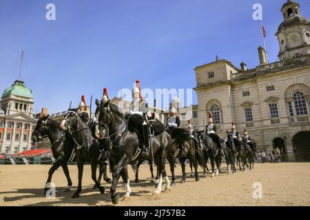 London, Großbritannien, 06.. Mai 2022. Die Queen's Life Guard, bestiegen auf ihren makellos präparierten Pferden, wechseln bei der Horse Guards Parade in Westminster, die heute von Touristen und Besuchern in der schönen, warmen Sonne beobachtet wird. Stockfoto