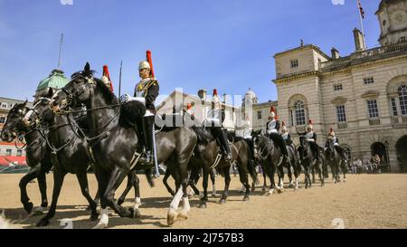 London, Großbritannien, 06.. Mai 2022. Die Queen's Life Guard, bestiegen auf ihren makellos präparierten Pferden, wechseln bei der Horse Guards Parade in Westminster, die heute von Touristen und Besuchern in der schönen, warmen Sonne beobachtet wird. Stockfoto