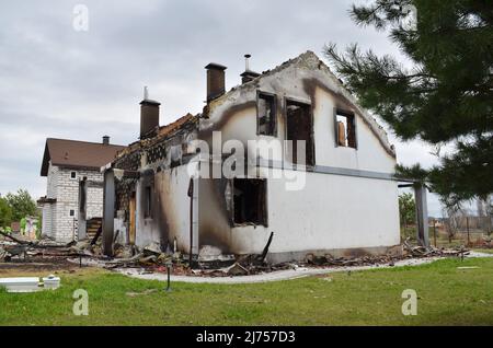 Dorf Dmytriwka, Region Kiew, Ukraine - 06. April 2022: Privathaus, das von den russischen Besatzern infolge des Beschusses verbrannt wurde. Stockfoto