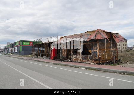 Myla, Region Kiew, Ukraine - 11. April 2022: Gebäude und ein Supermarkt in der Nähe der Autobahn Zhytomyr in der Region Kiew wurden zerstört. Stockfoto