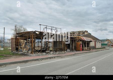 Myla, Region Kiew, Ukraine - 11. Apr 2022: Verbrannte Gebäude in der Nähe der Autobahn Shutomyr in der Region Kiew während der russischen Invasion in der Ukraine. Stockfoto
