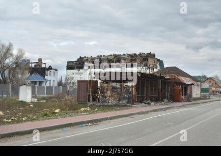 Myla, Region Kiew, Ukraine - 11. Apr 2022: Gebäude und Häuser in der Nähe der Shutomyr-Autobahn wurden von russischen Besatzern zerstört und verbrannt. Stockfoto