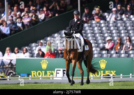 Badminton, Großbritannien. 6.. Mai 2022, Badminton Estate, Badminton, England; Mars Equestrian Badminton Horse Trials, Tag 3; Karl Slezak reitet FERNHILL WÜNSCHT während der Dressurprüfung am dritten Tag der Badminton Horse Trials 2022 Kredit: Action Plus Sports Images/Alamy Live News Stockfoto