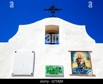 Santa Pola, Alicante, Spanien - 6. Mai 2022: Fassade der Hermitage of Santa Pola Leuchtturm Seeseite unter blauem Himmel Stockfoto