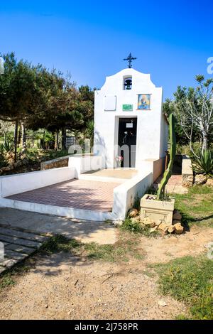 Santa Pola, Alicante, Spanien - 6. Mai 2022: Fassade der Hermitage of Santa Pola Leuchtturm Seeseite unter blauem Himmel Stockfoto