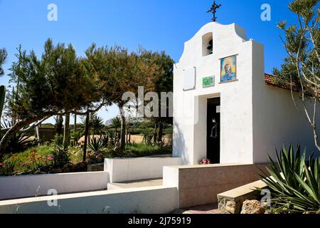 Santa Pola, Alicante, Spanien - 6. Mai 2022: Fassade der Hermitage of Santa Pola Leuchtturm Seeseite unter blauem Himmel Stockfoto