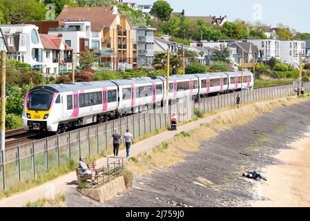 Chalkwell, Southend on Sea, Essex, Großbritannien. Mai 2022. Der Zugbetreiber c2c hat einen neuen Alstom (ehemals Bombardier)-Triebzug der Baureihe 720 Aventra auf seiner Bahnstrecke London Fenchurch Street nach Shoeburyness getestet. Die 12 bestellten Züge mit jeweils 5 Wagen, die im Werk Derby von Alstom gebaut wurden, sollen bis Ende 2022 in Betrieb sein, um die auf der Strecke verwendete Baureihe 387 zu ersetzen und neben den aktuellen Zügen der Baureihe 357 des Betreibers zu dienen. Sie sehen die Themse entlang der Mündung in der Nähe von Chalkwell. c2c gehörte Trenitalia Stockfoto