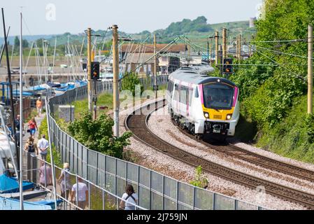 Chalkwell, Southend on Sea, Essex, Großbritannien. 6.. Mai 2022. Der Bahnbetreiber c2c hat einen Testlauf eines brandneuen Alstom (ehemals Bombardier)-Elektrozuges der Klasse 720 Aventra auf der Bahnlinie London Fenchurch Street nach Shoeburyness durchgeführt. Die 12 bestellten Züge mit je 5 Waggons, die im Werk von Alstom in Derby gebaut wurden, sollen bis Ende 2022 in Betrieb sein, um die auf der Strecke verwendete Klasse 387 zu ersetzen und neben den aktuellen Zügen der Klasse 357 des Betreibers zu fahren. Gesehen, die entlang der Themse Mündung bei Chalkwell. C2C ist im Besitz von Trenitalia Stockfoto