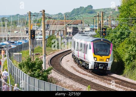 Chalkwell, Southend on Sea, Essex, Großbritannien. 6.. Mai 2022. Der Bahnbetreiber c2c hat einen Testlauf eines brandneuen Alstom (ehemals Bombardier)-Elektrozuges der Klasse 720 Aventra auf der Bahnlinie London Fenchurch Street nach Shoeburyness durchgeführt. Die 12 bestellten Züge mit je 5 Waggons, die im Werk von Alstom in Derby gebaut wurden, sollen bis Ende 2022 in Betrieb sein, um die auf der Strecke verwendete Klasse 387 zu ersetzen und neben den aktuellen Zügen der Klasse 357 des Betreibers zu fahren. Gesehen, die entlang der Themse Mündung bei Chalkwell. C2C ist im Besitz von Trenitalia Stockfoto