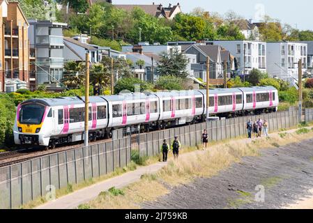 Chalkwell, Southend on Sea, Essex, Großbritannien. 6.. Mai 2022. Der Bahnbetreiber c2c hat einen Testlauf eines brandneuen Alstom (ehemals Bombardier)-Elektrozuges der Klasse 720 Aventra auf der Bahnlinie London Fenchurch Street nach Shoeburyness durchgeführt. Die 12 bestellten Züge mit je 5 Waggons, die im Werk von Alstom in Derby gebaut wurden, sollen bis Ende 2022 in Betrieb sein, um die auf der Strecke verwendete Klasse 387 zu ersetzen und neben den aktuellen Zügen der Klasse 357 des Betreibers zu fahren. Gesehen, die entlang der Themse Mündung bei Chalkwell. C2C ist im Besitz von Trenitalia Stockfoto