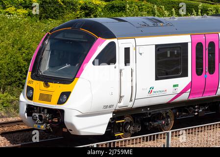 Chalkwell, Southend on Sea, Essex, Großbritannien. 6.. Mai 2022. Der Bahnbetreiber c2c hat einen Testlauf eines brandneuen Alstom (ehemals Bombardier)-Elektrozuges der Klasse 720 Aventra auf der Bahnlinie London Fenchurch Street nach Shoeburyness durchgeführt. Die 12 bestellten Züge mit je 5 Waggons, die im Werk von Alstom in Derby gebaut wurden, sollen bis Ende 2022 in Betrieb sein, um die auf der Strecke verwendete Klasse 387 zu ersetzen und neben den aktuellen Zügen der Klasse 357 des Betreibers zu fahren. Gesehen, die entlang der Themse Mündung bei Chalkwell. C2C ist im Besitz von Trenitalia Stockfoto