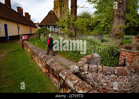 Thaxted Essex England UK Mai 2022 Thaxted Kirche mit Almenhäusern auf der linken Seite vom alten Kissing Gate aus gesehen Stockfoto