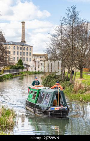 Die Cotswold Canals Vertrauen Sie auf eine lange Bootsfahrt auf dem restaurierten Stroudwater Canal in der Nähe von Ebley Mill, Stroud, Gloucestershire, England Stockfoto