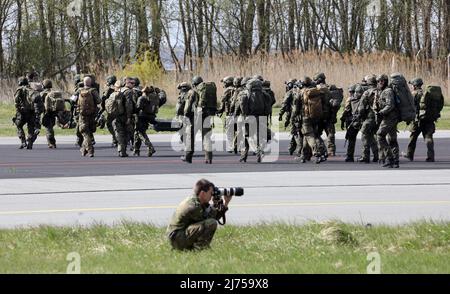 05. Mai 2022, Mecklenburg-Vorpommern, Barth: Mitglieder der Rapid Forces Division stiegen während der Übung „Schnelladler“ der Bundeswehr das Transportflugzeug A400M an; ein Fotograf der Bundeswehr fängt die Szene ein. Während der mehrtägigen Übung trainiert die Bundeswehr die Evakuierung deutscher Staatsbürger im Ausland. Soldaten der Rapid Forces Division fliegen zum Ort der zu retteten Personen, um sie so schnell wie möglich abzuholen und auszufliegen. Foto: Bernd Wüstneck/dpa Stockfoto