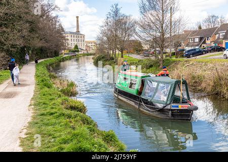 Die Cotswold Canals Vertrauen Sie auf eine lange Bootsfahrt auf dem restaurierten Stroudwater Canal in der Nähe von Ebley Mill, Stroud, Gloucestershire, England Stockfoto