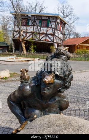 Statue einer Hexe auf dem Hexentanzplatz vor dem aufgewetzten Hexenhaus, Thale, Harz Stockfoto