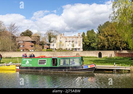 Die Cotswold Canals Trust Long Boat Endeavour auf dem restaurierten Stroudwater Canal im Stonehouse Court Hotel, Stonehouse, Gloucestershire, England, Großbritannien Stockfoto