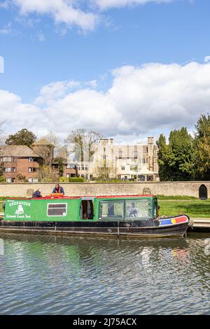 Die Cotswold Canals Trust Long Boat Endeavour auf dem restaurierten Stroudwater Canal im Stonehouse Court Hotel, Stonehouse, Gloucestershire, England, Großbritannien Stockfoto