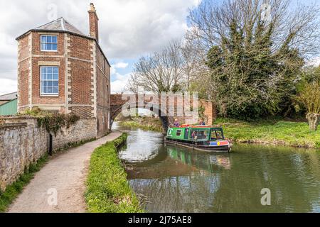 Die Cotswold Canals Trust Long Boat Endeavour auf dem restaurierten Stroudwater Canal, vorbei an Nutshell Bridge and House, Stonehouse, Gloucestershire, Großbritannien Stockfoto