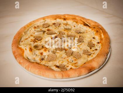 Pizza mit schwarzen Trüffeln und Béchamelsauce und italienischem Käse Stockfoto