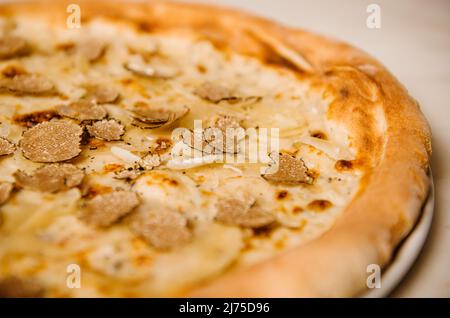 Pizza mit schwarzen Trüffeln und Béchamelsauce und italienischem Käse Stockfoto