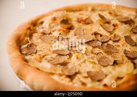 Pizza mit schwarzen Trüffeln und Béchamelsauce und italienischem Käse Stockfoto