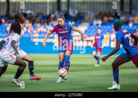 Alexia Putellas (C) vom FC Barcelona in Aktion während des Primera Iberdrola-Spiels zwischen dem FC Barcelona Femeni und dem FC Sevilla Femenino im Johan Cruyff Stadium. Endergebnis; Barcelona 5:1 Sevilla. Stockfoto