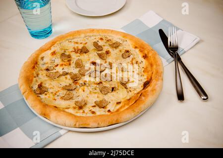 Pizza mit schwarzen Trüffeln und Béchamelsauce und italienischem Käse Stockfoto