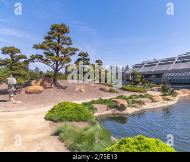 Van Nuys, CA, USA - 5. Mai 2022: Außenansicht der Tillman Wasseraufbereitungsanlage, die neben Suiho-en, einem öffentlichen japanischen Garten in Van Nuys, liegt. Stockfoto