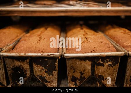 Brot wird in einer Bäckerei gebacken Stockfoto