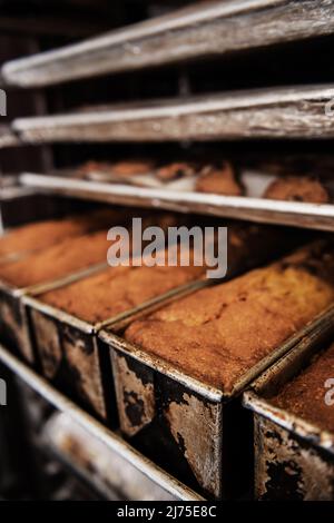 Brot wird in einer Bäckerei gebacken Stockfoto