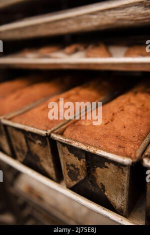 Brot wird in einer Bäckerei gebacken Stockfoto