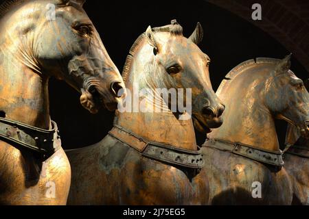 Venedig, Italien - 17. Mai 2011: Alte Bronzepferde im Markusdom in Venedig. Berühmte Quadriga aus Konstantinopel, byzantinisches Denkmal Stockfoto