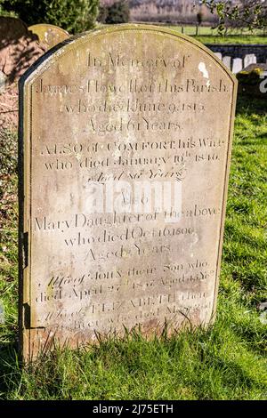 Grab aus dem 19.. Jahrhundert von James Howell und Comfort, seiner Frau, auf dem Kirchhof der St. Marys Kirche, Bromsberrow, Gloucestershire, England Stockfoto