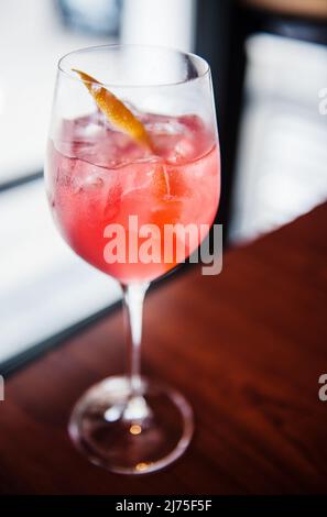 Wodka Grapefruit Cocktail garniert mit Zitronenschale Stockfoto