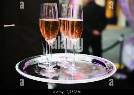 Vier Gläser Rosé-Champagner auf einem silbernen Tablett Stockfoto