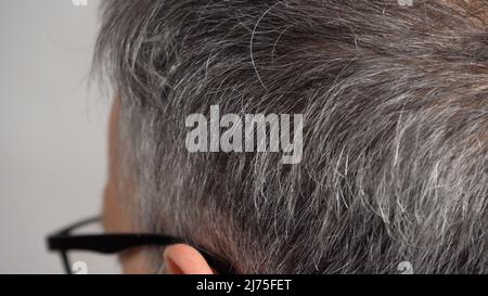 Graues Haar auf dem Kopf eines Mannes Stockfoto