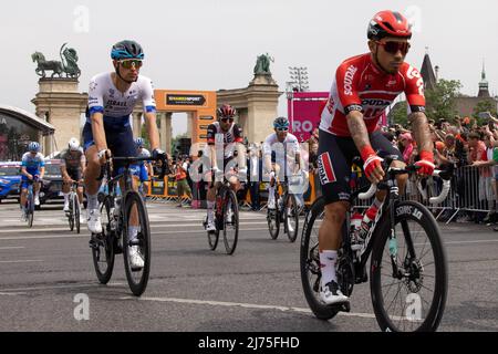 (220506) -- BUDAPEST, 6. Mai 2022 (Xinhua) -- Radfahrer treten während der ersten Etappe des Giro d'Italia 2022-Radrennens in Budapest, Ungarn, am 6. Mai 2022 an. Der Giro d'Italia 2022 begann am Freitag in der ungarischen Hauptstadt Budapest und markierte damit den Beginn der europäischen Radsportsaison. (Foto von Attila Volgyi/Xinhua) Stockfoto