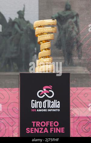 (220506) -- BUDAPEST, 6. Mai 2022 (Xinhua) -- die Trophäe des Rennens findet vor der ersten Etappe des Giro d'Italia 2022-Radrennens in Budapest, Ungarn, am 6. Mai 2022 statt. Der Giro d'Italia 2022 begann am Freitag in der ungarischen Hauptstadt Budapest und markierte damit den Beginn der europäischen Radsportsaison. (Foto von Attila Volgyi/Xinhua) Stockfoto