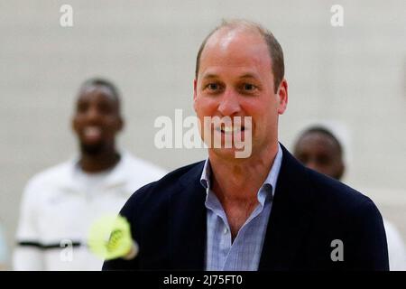 Der Duke of Cambridge spielt Badminton bei einem Besuch von Sports Key im Doug Ellis Sports Centre in Birmingham, das Aktivitäten für die Gemeinschaft zur Verbesserung des Wohlbefindens, des Zusammenhalts und der Lebenschancen benachteiligter Menschen bietet. Bilddatum: Freitag, 6. Mai 2022. Stockfoto