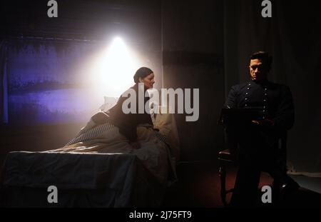 Ruthie Henshold (Fosca) und Dean - John Wilson (Giorgia), Teil der Besetzung von Stephen Sondheims Passion Proben vor der Eröffnungsnacht im Hope Mill Theatre in Manchester. Bilddatum: Freitag, 6. Mai 2022. Stockfoto