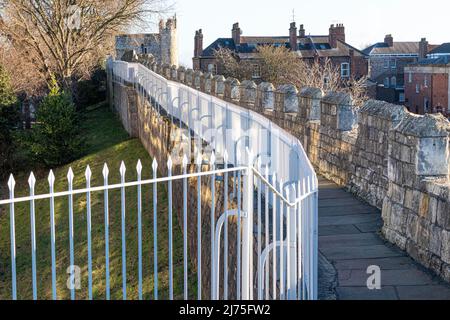 Der Weg im Winter um die Stadtmauern von York, Yorkshire, England Stockfoto