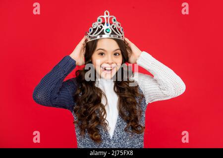 Stauned Kind in Königin Krone. prinzessin in Tiara. Porträt des stolzen Kindes. Teen Mädchen tragen Diadem Stockfoto